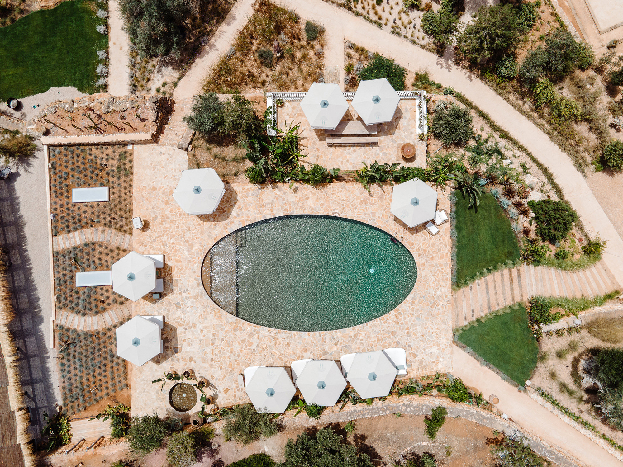 Esta piscina ovalada en Ibiza es uno de sus proyectos recientes.